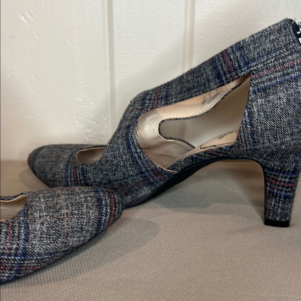 LifeStride Woman Giovanna 2 Grey Plaid Fabric Pump - Picture 6 of 9